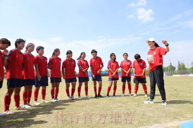 草原“玫瑰”闪耀中青赛 国脚看望建队35年呼市蒙校U15女足 草原“玫瑰”闪耀中青赛 国脚看望建队35年呼市蒙校U15女足